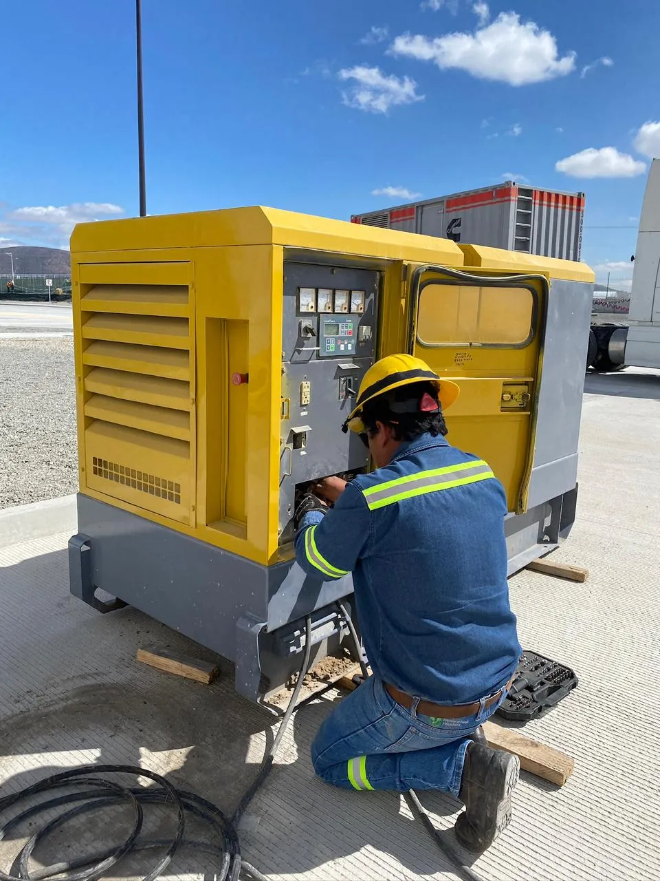 Técnico trabajando en panel eléctrico